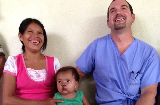 Dr. Smith with a Nicaraguan mother and child